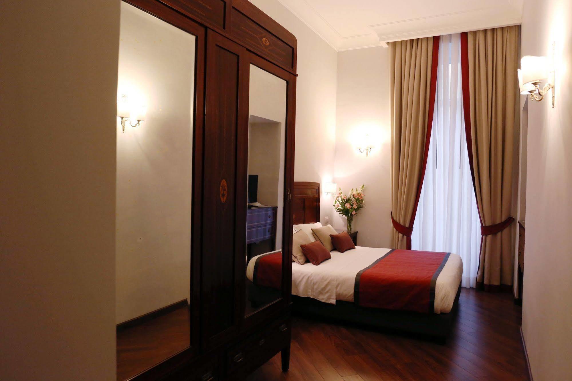 Palazzo Riario Sforza Hotel Nápoles Exterior foto